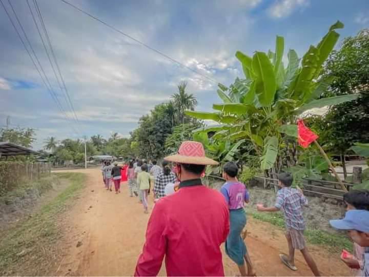 22222springrt's tweet photo. This evening, revolutionary forces of Sagaing, Taze township marched on the streets to overthrow the murderous dictatorial regime. #Cambodia_RejectTerrorists #Dec7Coup  #WhatsHappeningInMyanmar https://t.co/Jl3iIoLmUI