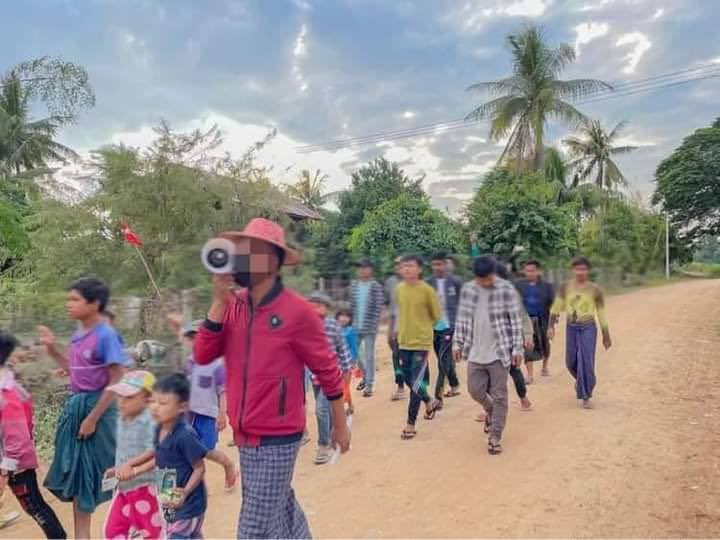 This evening, revolutionary forces of Sagaing, Taze township marched on the streets to overthrow the murderous dictatorial regime. #Cambodia_RejectTerrorists #Dec7Coup  #WhatsHappeningInMyanmar