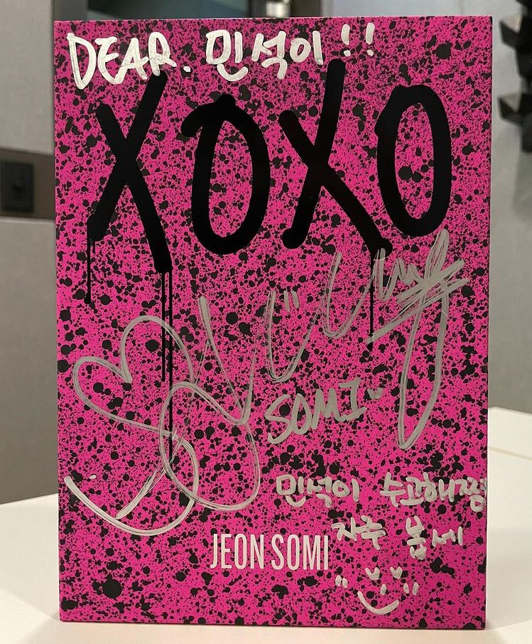BLACKLABEL_only's tweet photo. Dominsuk got signed physical album of XOXO and with message from #SOMI
#JEONSOMI #THEBLACKLABEL #TBLfam 🖤 https://t.co/Bhfi2zucuh