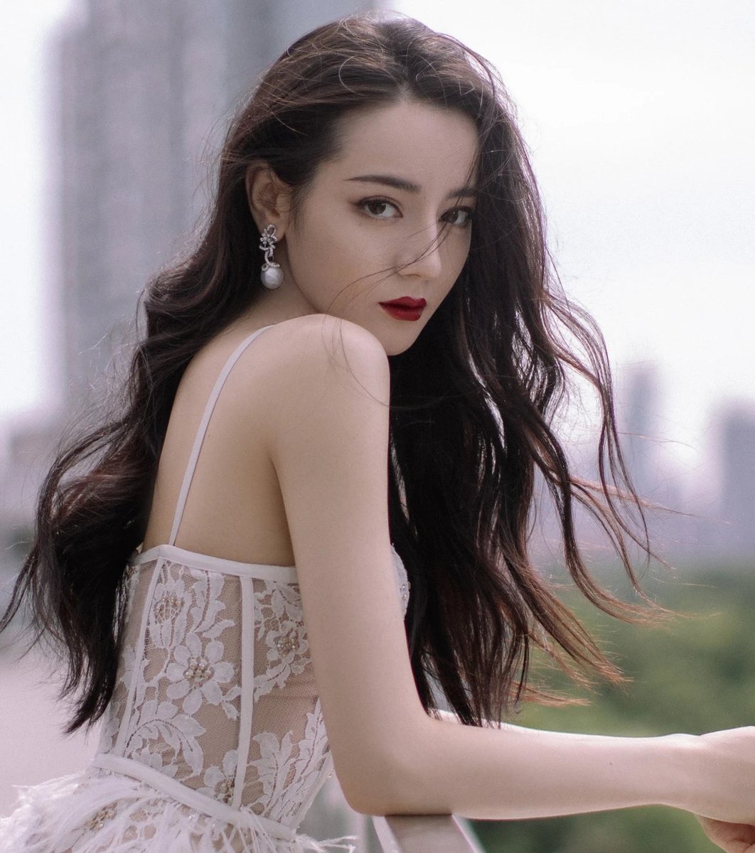 lauracutepast's tweet photo. China blocked the way artists traffic
Young idols have been involved in many scandals in the past, leading to China Central Television's CCTV restricting them from participating in year-end music programs. https://t.co/52tmHcYaJh
