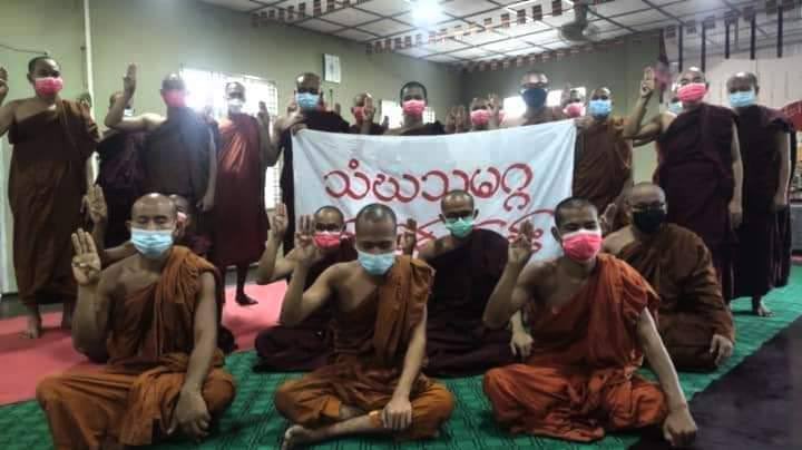 springnyxx's tweet photo. After sending prayer for revolutionaries who are fighting against the terrorist dictator, Mandalay pro-democracy monks protested against the dictator on December 7.
#Cambodia_RejectTerrorists
#Dec7Coup 
#WhatsHappeningInMyanmar https://t.co/RIWWhEczMN