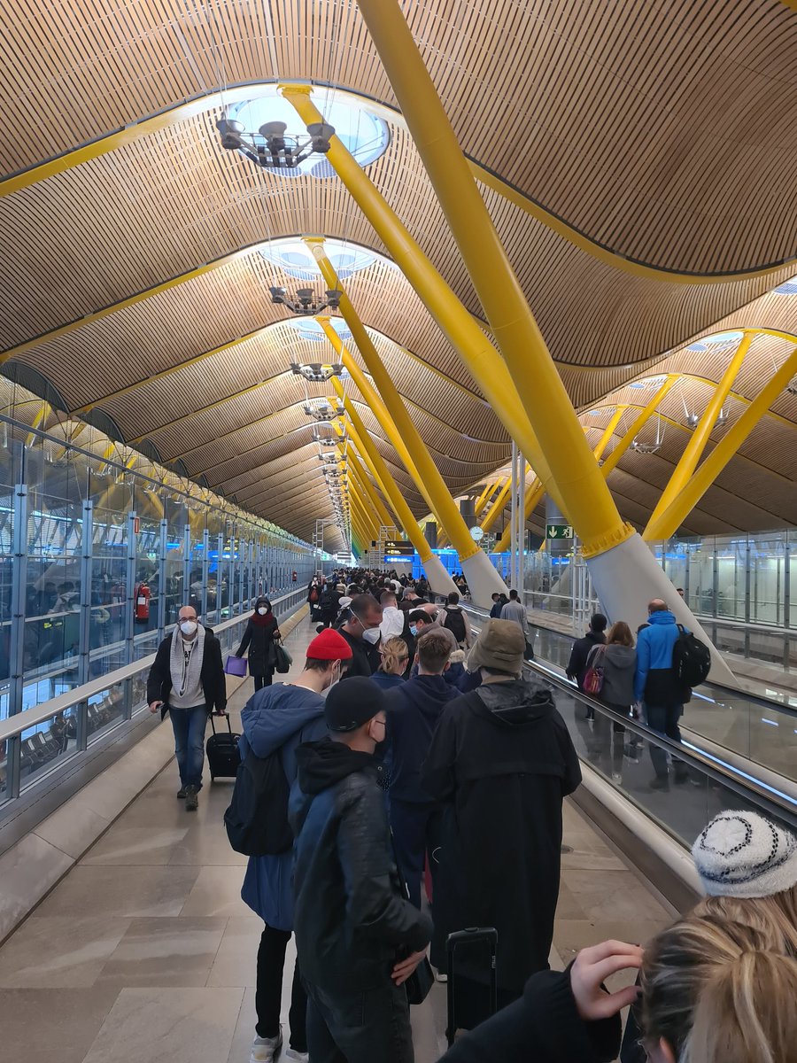 Pepmg75's tweet photo. #aena vergonzoso el control de entrada para pasaportes. Como quieren que se mantengan las distancias de seguridad e higiene que ustedes mismos anuncian por su megafonia? Por qué no destinan más recursos a este tipo de controles en situación covid? https://t.co/HMDWv9sQs7