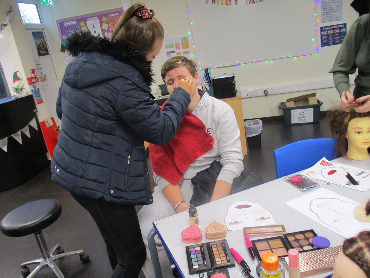 springfieldpru's tweet photo. Getting creative in Hair and Beauty, Christmas themed hair, nails and make up! #sprBTEC https://t.co/yFJwVmt0l3