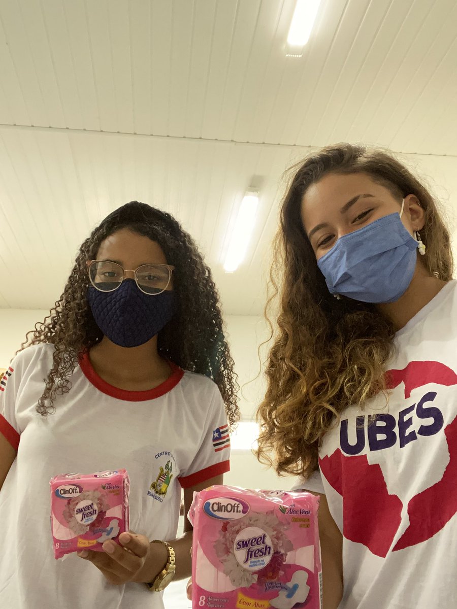 Hoje eu conheci a Maria Eduarda, uma das estudantes que agora recebem gratuitamente os absorventes na sua escola através de um projeto do estado. E é isto que queremos pra todo o Brasil, mas Bolsonaro não nos quer dentro das escolas e vetou o projeto! #LivresParaMenstruar