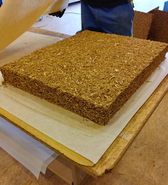 susbind's tweet photo. No, not a cake!💫
Ever wondered what a #particle #board in the making looks like?
🎥Sneak peek into the wood board production with super #bio #susbind #glue at the #EGGERGroup factory in 🇦🇹 supported by #Wood K plus👩🏻🔬👨🏻🔬🔬🧪🚀
#adhesive #resin #furniture #research #renewables https://t.co/yLoSWitBuT
