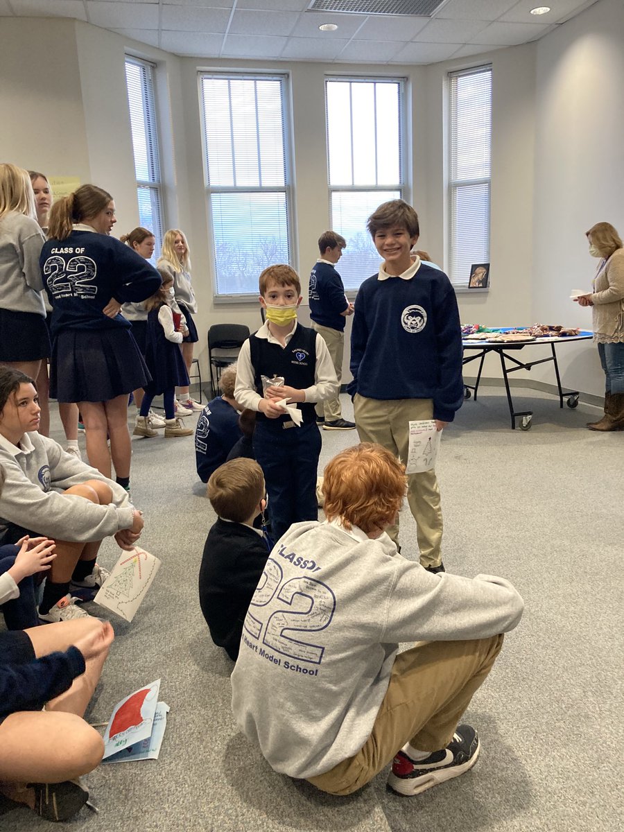 anne_perryman's tweet photo. Christmas fun with our 8th grade buddies ⁦@SHMSlouisville⁩ https://t.co/YvSkfEvWqb