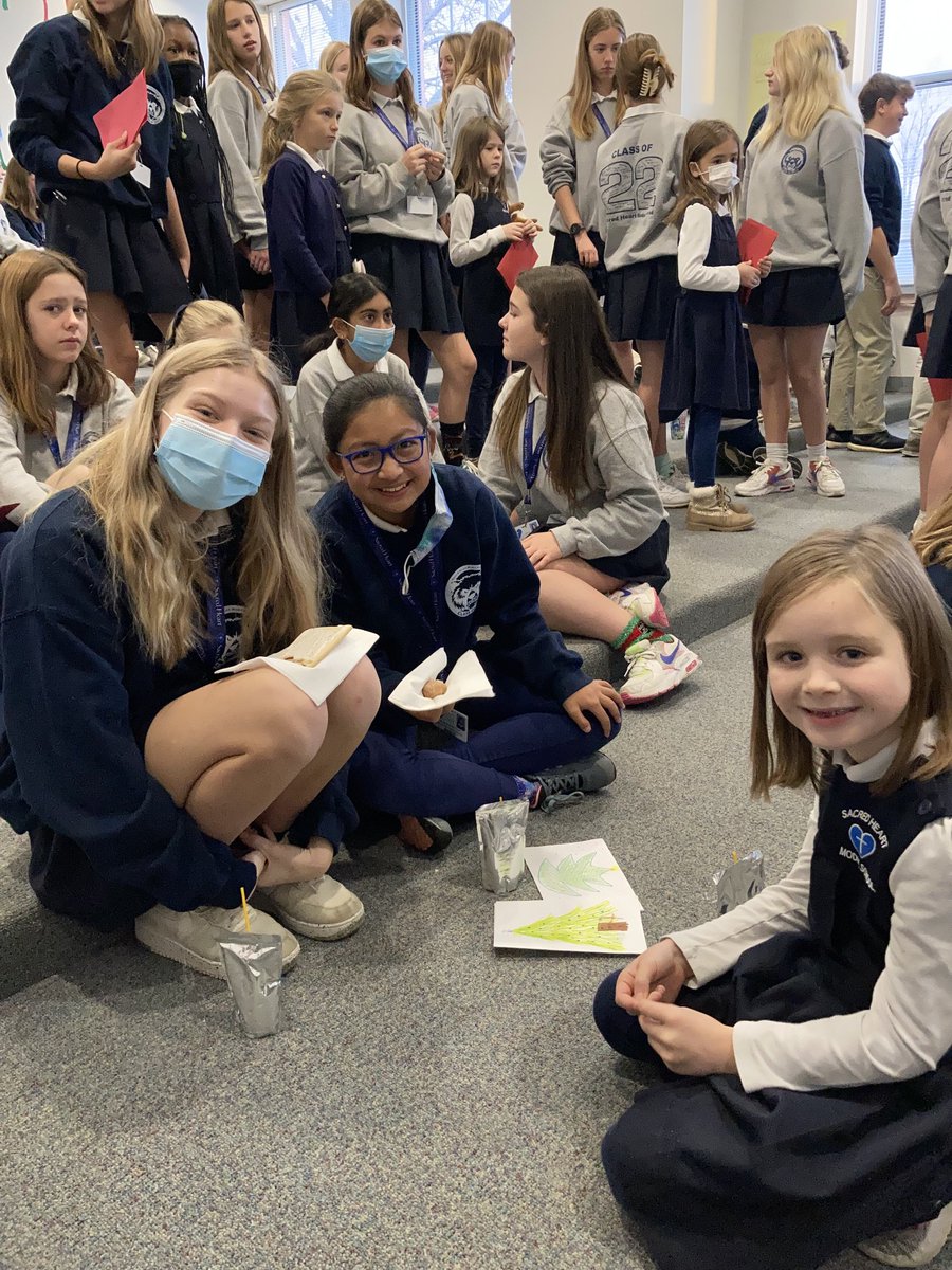 anne_perryman's tweet photo. Christmas fun with our 8th grade buddies ⁦@SHMSlouisville⁩ https://t.co/YvSkfEvWqb