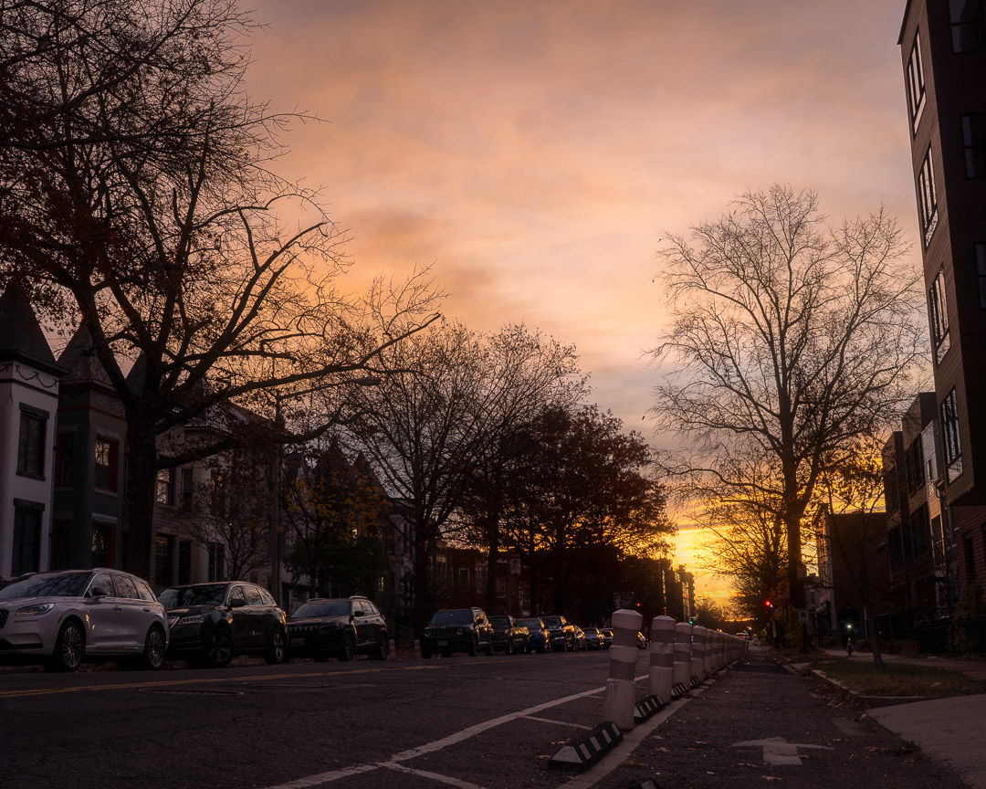 Good morning, #DC 

Even if you don't get Wednesday snow, you get a Tuesday cloud bank sunrise.  This one over Florida Ave.

@capitalweather @StormHour @ThePhotoHour 
#WashingtonDC #urbanlandscape #sunrisephotography #touristinmyowncity #photography #photooftheday