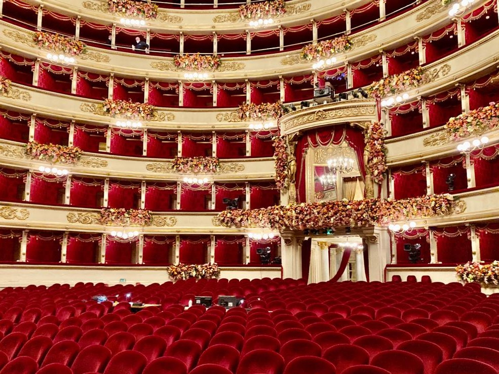 teatroallascala's tweet photo. Non perdere la #PrimaScala! Tieni d’occhio i nostri canali social @facebookapp @instagram @Twitter and @TikTok_it per seguire in diretta ciò che accade in scena e dietro le quinte!

#Macbeth @RaiCultura https://t.co/jI19bTy2RD