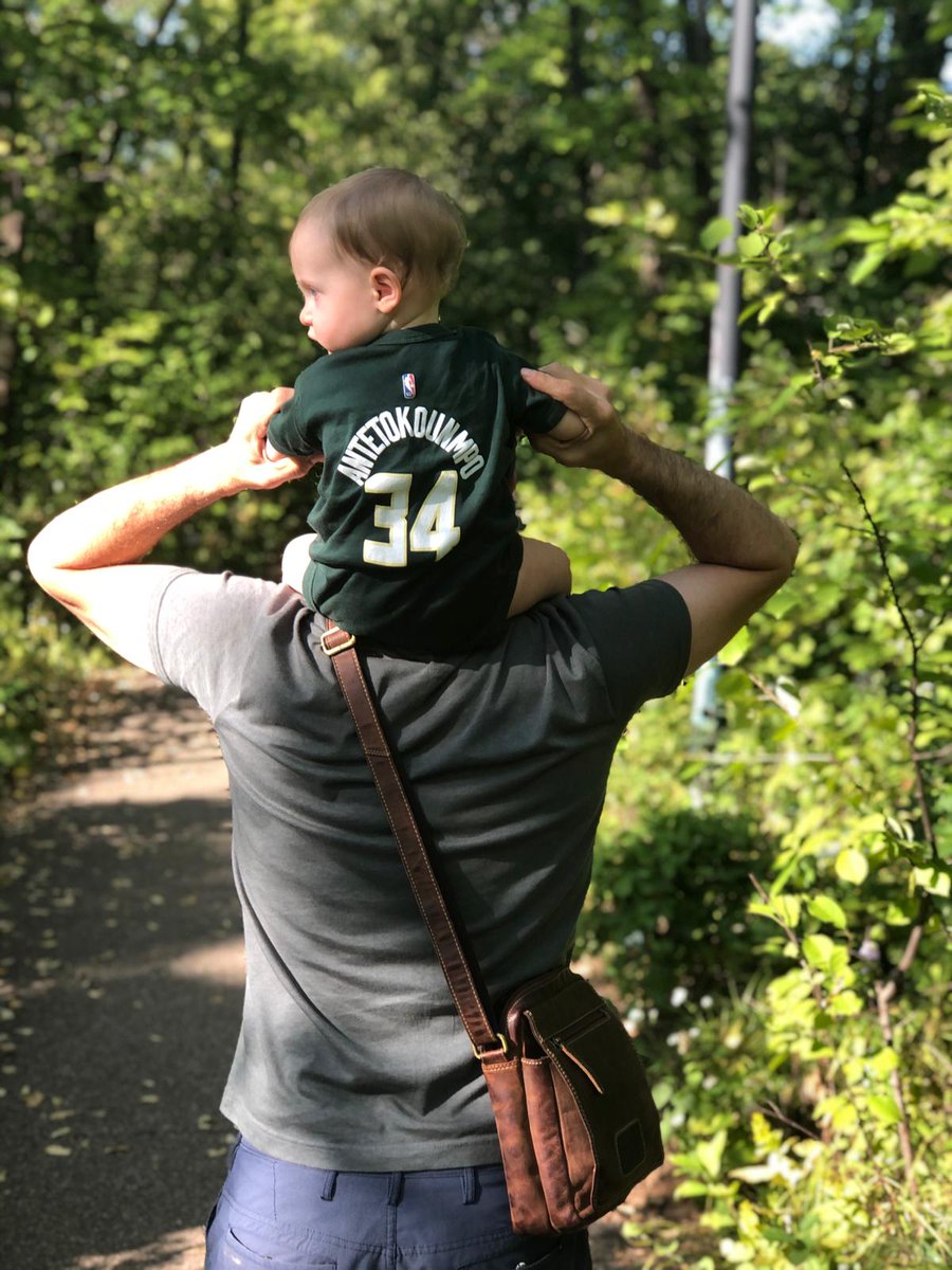 JustinEder's tweet photo. @Giannis_An34 Happy Birthday @Giannis_An34 From your biggest and smallest fans ❤️ https://t.co/bMuKfo6vs0