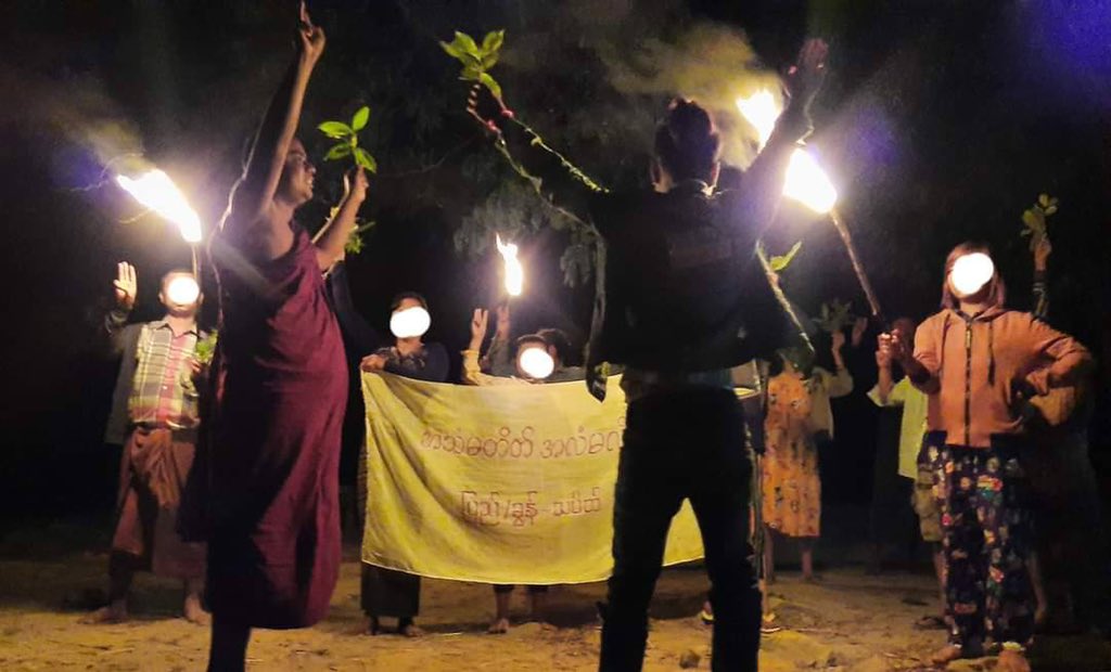 Pyigyitagon, Mandalay Region: A buddhist monk and a group of pro-democracy youths staged daily night protest movement to reject Military Tyranny.
#Cambodia_RejectTerrorists #Dec7Coup #WhatsHappeningInMyanmar