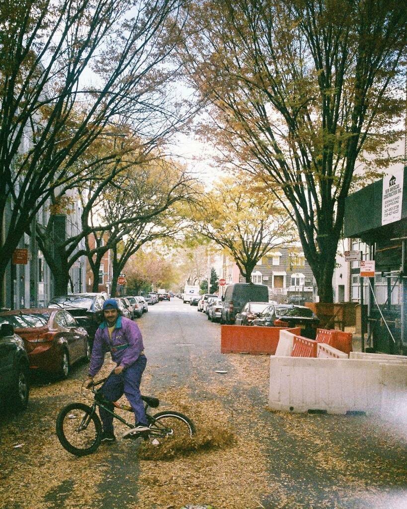DarrylNau's tweet photo. Autumn vibes captured on film by @taxecarbone.

#darrylnau #taxecarbone #matthiasdandois #shieldbmx #nyc #brooklyn #nycbmx #fallnyc  #nycfall https://t.co/u9NGu2IlJx https://t.co/OpvUbIkdXw