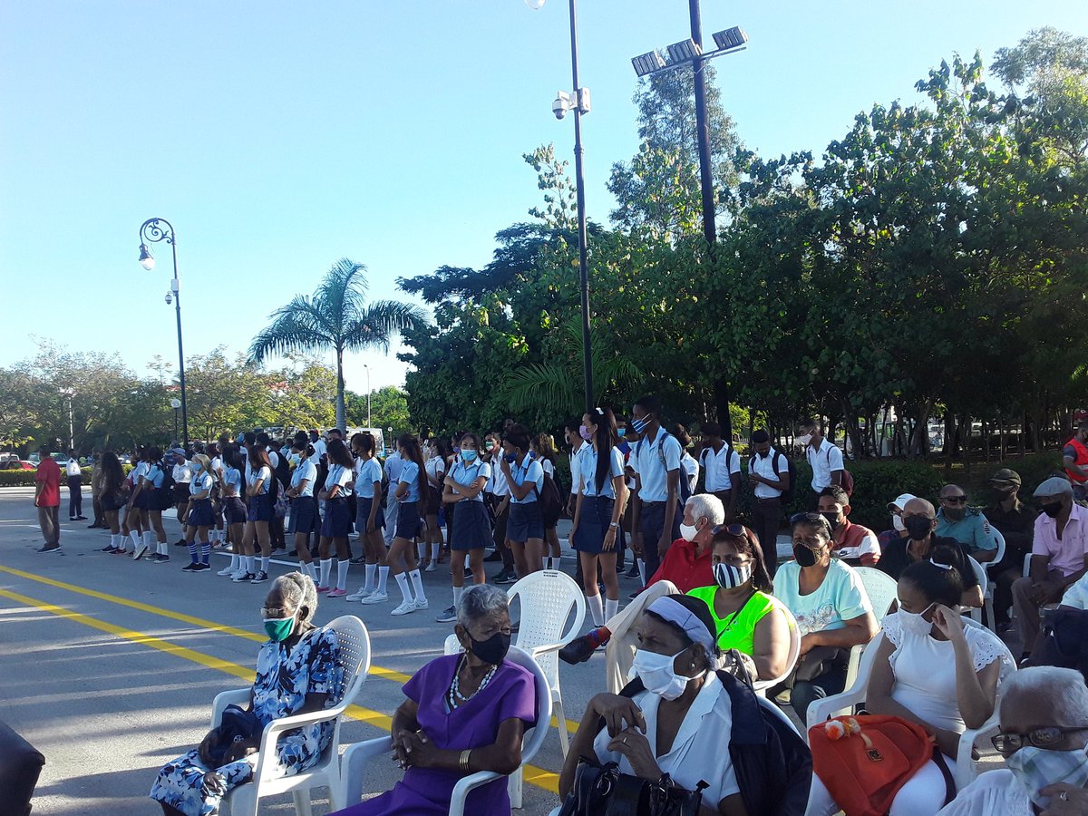 FmcCuba's tweet photo. Merecido reconocimiento del pueblo Santiagueros a dos grandes de la Historia y a nuestros combatientes, pues a ellos debemos lo que somos, seguiremos en combate, no le fallaremos #CubaVive y renace.#FmcSabtuago https://t.co/d48YvkJF5m