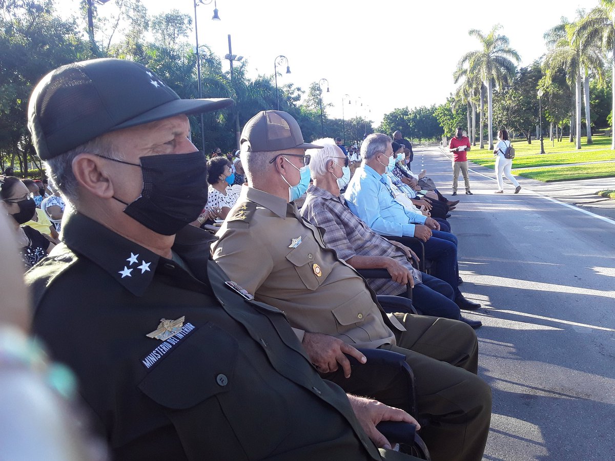 FmcCuba's tweet photo. Merecido reconocimiento del pueblo Santiagueros a dos grandes de la Historia y a nuestros combatientes, pues a ellos debemos lo que somos, seguiremos en combate, no le fallaremos #CubaVive y renace.#FmcSabtuago https://t.co/d48YvkJF5m