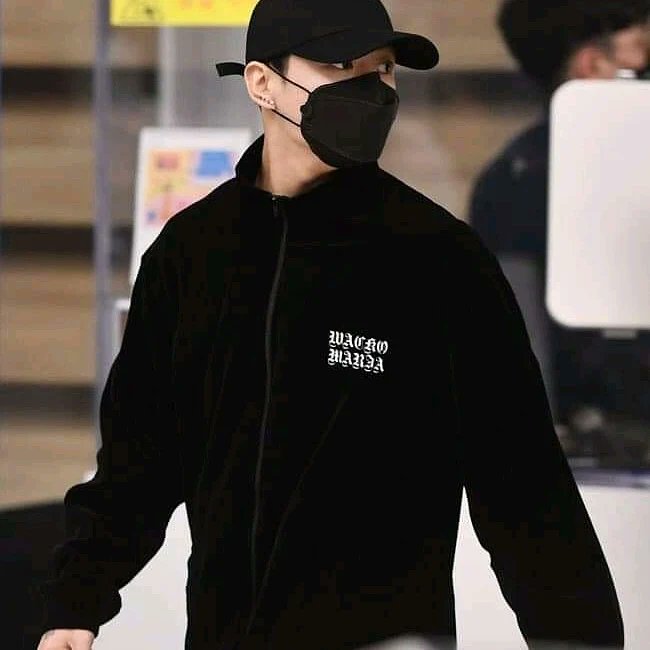 Manat_Mohammed's tweet photo. Jungkook airport look:- a thread
#BTSJUNGKOOK https://t.co/JQfQ5F6Knw