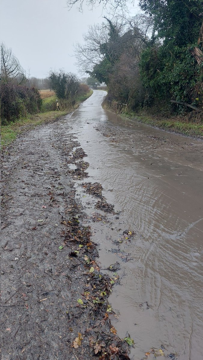 sdc_wardens's tweet photo. ****Warden #Weatherupdate*****
On shift around
#Kingswood, #Hillesley & #Tresham this afternoon.
Heavy rain & sleet making driving🚗 conditions hazardous.
Extra caution required‼️ https://t.co/2BVkTzKC1L