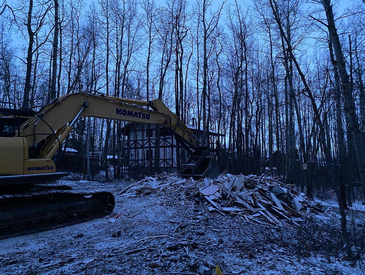LarkaunHomes's tweet photo. Just like that. We have pick up sticks. Demo day on this Sylvan lake cabin. Make way for the new custom built cabin. #larkaundemos #larkaunatthelake https://t.co/hjwICHDxlF