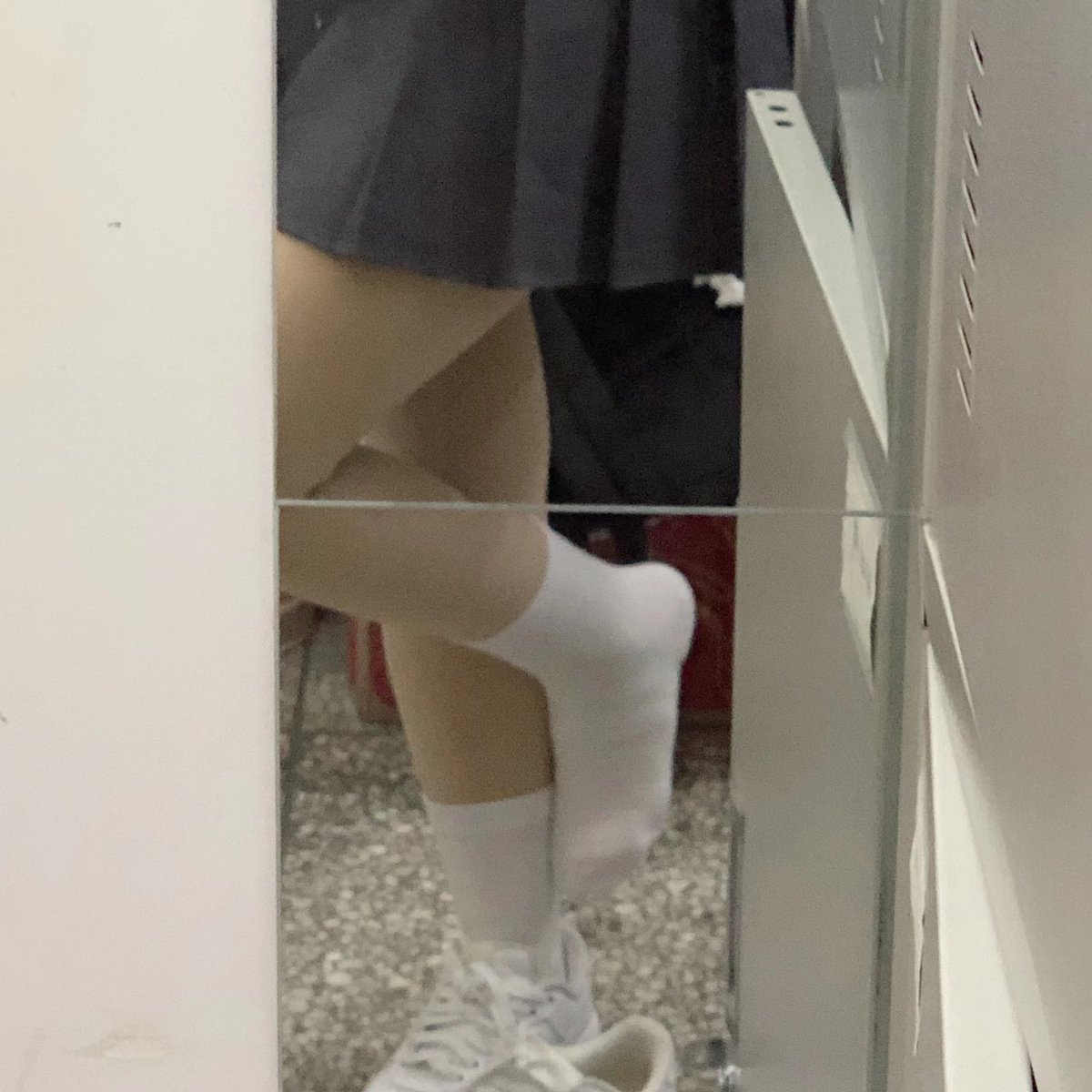 【小兰系列】套路小兰在寝室拍脱鞋的照片，虽然小兰换了几个男友，我还是陪她走到今天哈哈，套路完毕💦。寒假前还有些棉袜不多了QQ351458898 https://t.co/EPAMqoYnGh