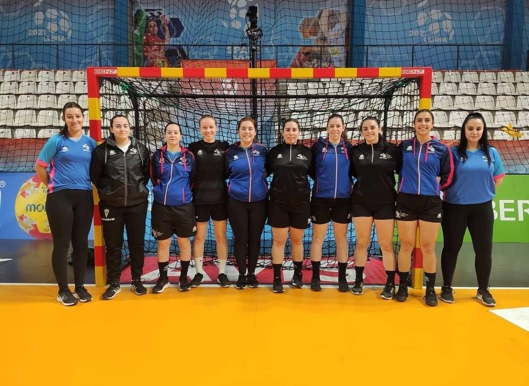 Nuestras compañeras #LauraPozuelo y #LauraLópez  están interviniendo en las Jornadas de Tecnificación Arbitraje Femenino 🟧🟦🟥 en el municipio de Liria, siendo una de las sedes del Mundial de Balonmano femenino que se juega en España🇪🇸

 GRAN REPRESENTACIÓN 👏👏👏