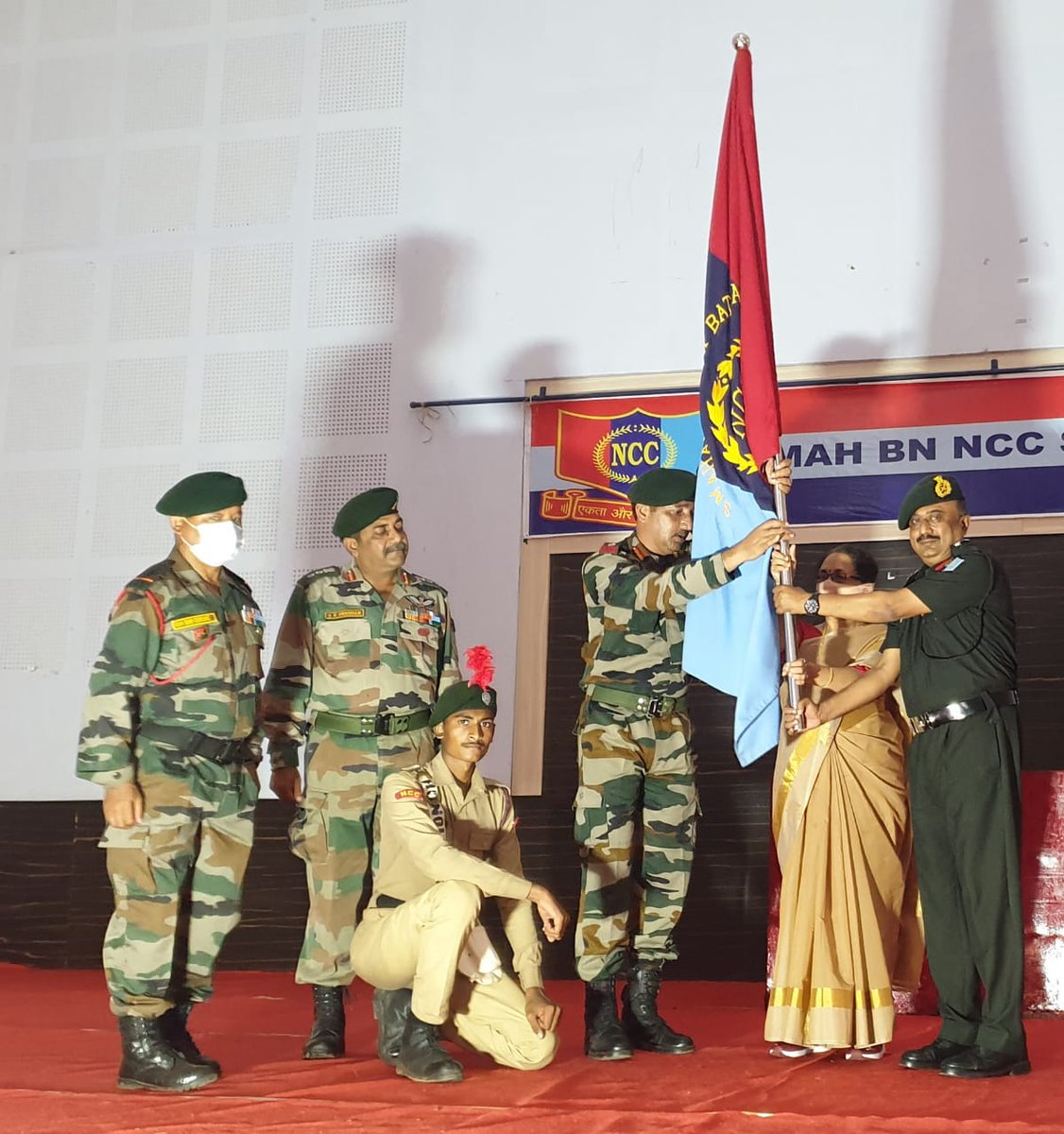 NinerSolapur's tweet photo. NCC ध्वज ब्रिगेडियर आर के गायकवाड़ ग्रुप कमांडर पुना ग्रुप, पुना द्वारा CATC-705 कैंप के दौरान  कुलपति को सौंपा गया था. जिसका हस्तांतरण आज किया गया .. https://t.co/0uJwPkrJrA