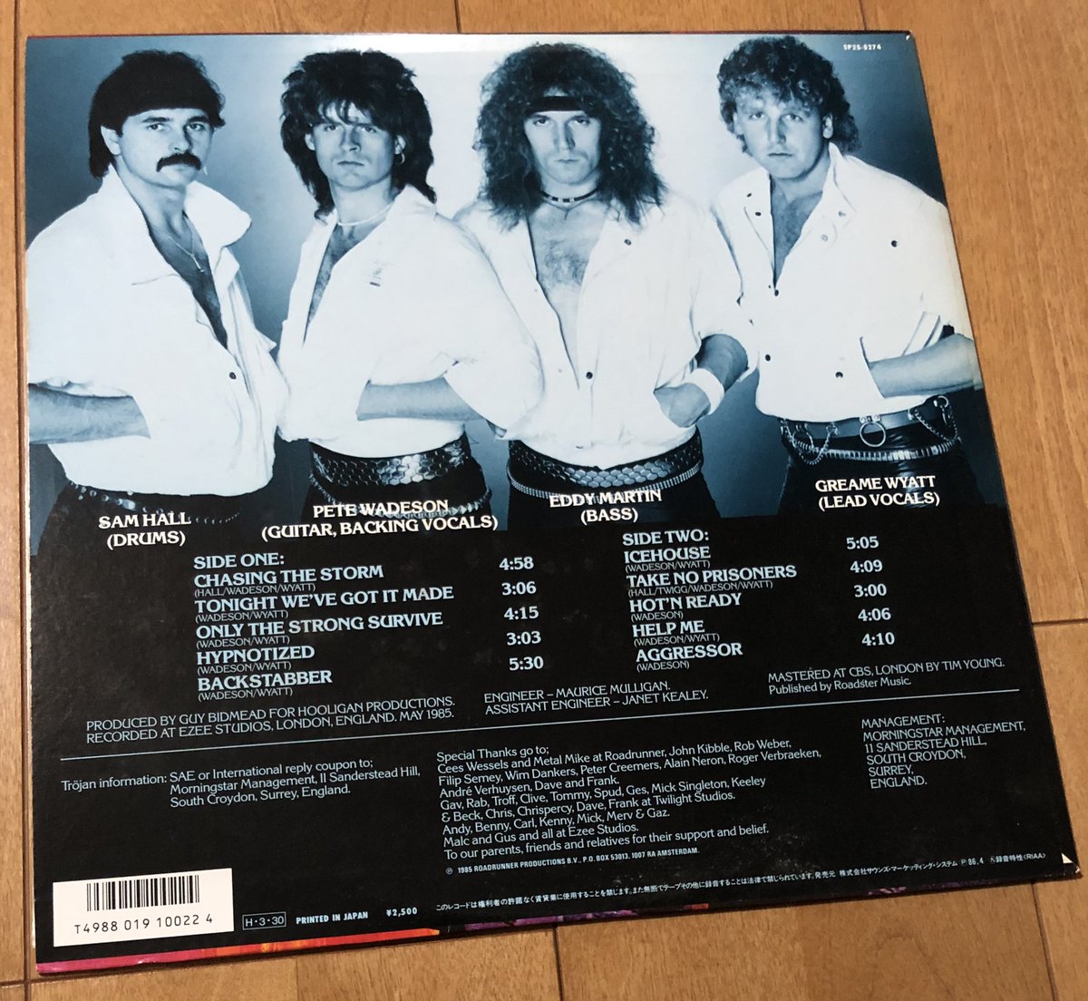 soto2112pta575's tweet photo. 今日はイギリスの「TROJAN」の1986年リリース(国内盤)の1st「CHASING THE STORM」を紹介。
NWOBHMブーム中にバンドは結成するもメンバーの脱退などあり、1985年にようやくデビューに漕ぎ着けます。
サウンドは後期のRIOTを彷彿とさせるパワーメタルで、なかなかの良盤❗️
#TROJAN
#CHASINGTHESTORM https://t.co/wxSkfXY5mx