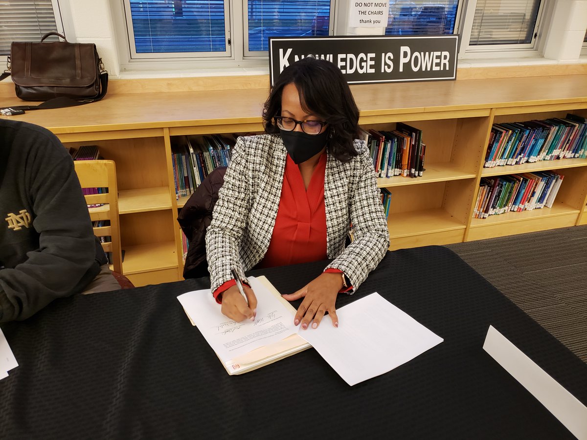 WhitehallRAMS's tweet photo. It's official! Here is WCS' new superintendent, Sharee Wells, signing her contract after board approval at the special board of education meeting held last night at WYHS. Superintendent Wells will take office after winter break. Welcome, to Whitehall! #GoDoGoodThings https://t.co/UUKzvX8oFL