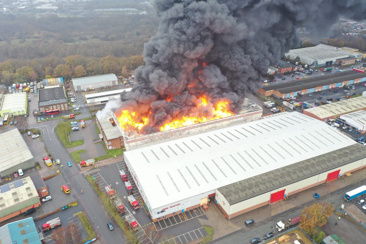 HWFire's tweet photo. Daz from Kidderminster has kindly sent us these remarkable pictures which show the scale of the #Hoofarm fire https://t.co/AuI4pLIr3Q