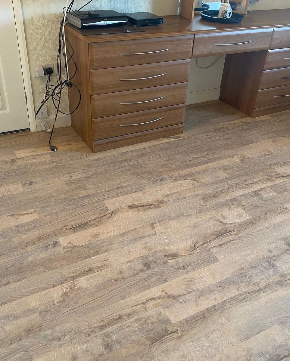 PjmFlooring's tweet photo. Stunning luxury vinyl planks in the Karndean range supplied and fitted to a bedroom, looks amazing - book a quotation for the new year now 01244 291900 #happycustomer #luxuryvinylspecialists #karndean #chestertweets https://t.co/2rrCaB1vuv