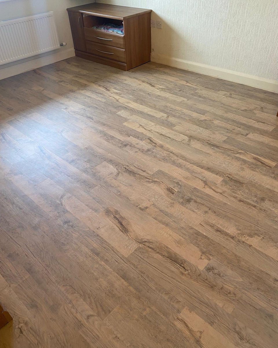 PjmFlooring's tweet photo. Stunning luxury vinyl planks in the Karndean range supplied and fitted to a bedroom, looks amazing - book a quotation for the new year now 01244 291900 #happycustomer #luxuryvinylspecialists #karndean #chestertweets https://t.co/2rrCaB1vuv