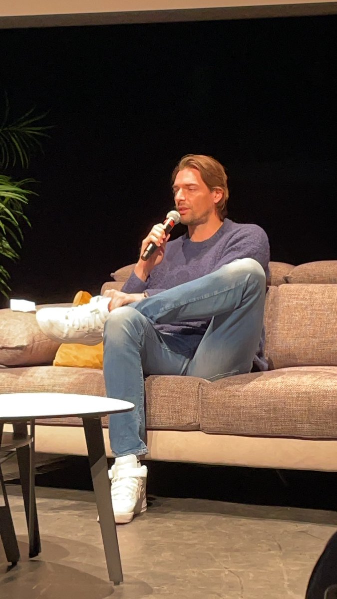 PoledeStages's tweet photo. Cet après-midi Camille Lacourt partage son expérience sportive en faisant le parallèle avec les notions entrepreneuriales au bénéfice des élèves de @aclimoges lors de la conférence régionale des @Les_Challenges . https://t.co/0LuxK3jBAg