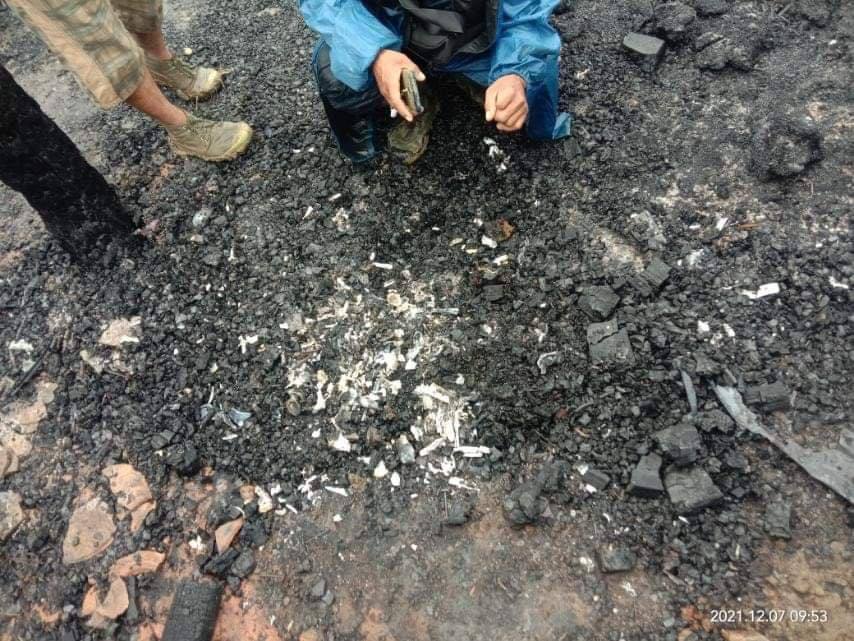 ltenvely's tweet photo. WARNING: Graphic Content (Burnt Bodies) SAC abducted a civilian,Lal Ro Mawi (24) working in field around 8am &amp; used as HUMAN SHIELD. Afterwards,they inhumanely burned him down to death alive during the arson attact on OhhMyayHtoo,Kale. #BurntAliveByJunta #WhatsHappeningInMyanmar https://t.co/txqS6Fh3Ie