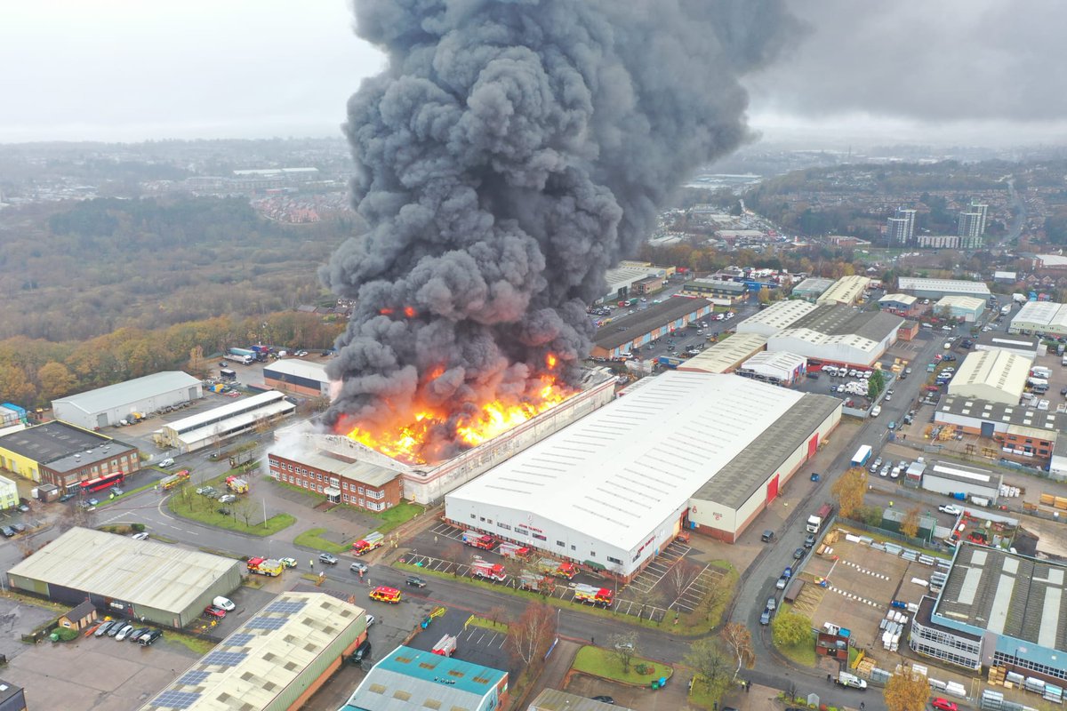 HWFire's tweet photo. Daz from Kidderminster has kindly sent us these remarkable pictures which show the scale of the #Hoofarm fire https://t.co/AuI4pLIr3Q
