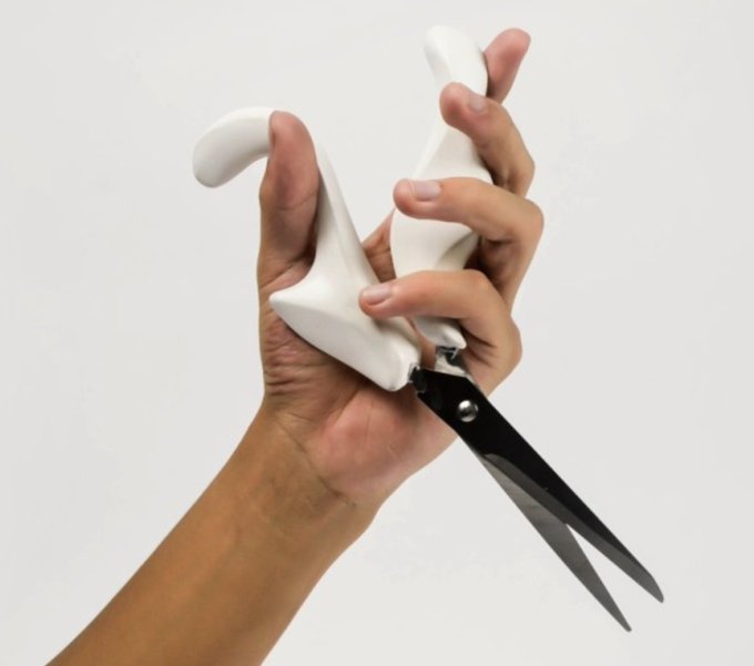 손목 부담을 줄여주는 가위 🤜✄✄
손목 힘이 아니라 엄지손가락의 힘을 이용하는 가위에요. 손목 터널 증후군이 있는 분들을 위해 만든 거지만, 가위를 많이 사용하는 모든분들께 좋을 듯 해보여요. 
✄Lucy Yip, Sarah Koh &amp; Sophie Lin