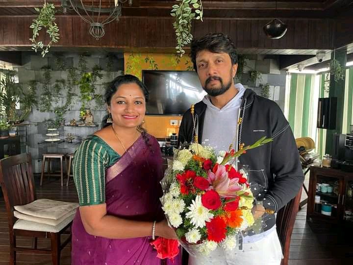 MaluruKsss's tweet photo. Boss Recent snap with fans 💐
@KicchaSudeep @KSSS_Official_ @KicchafansKKSFA @KSFA_Official
#VikrantRonaOnFeb24 #VikrantRona #KicchaSudeep #MalurKsss https://t.co/LDfMDDqJ6a
