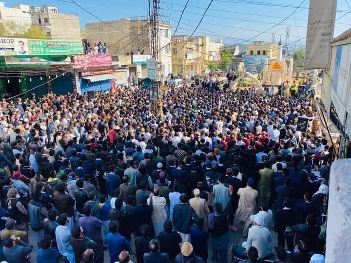 Khan_Zaaadi's tweet photo. بیشک پُرامن احتجاج قوموں کی عظمت اور شعوری ترقی کا طاقتور اشارہ ہوتا ہے.
ڈڈیال کے لوگوں نے ثابت کر دیا کہ وہ ایک باشعور معاشرے کے باشعور شہری ہیں.
#Justice4KanwalMatloob
#JusticeForKanwal https://t.co/DyuS7FVmey