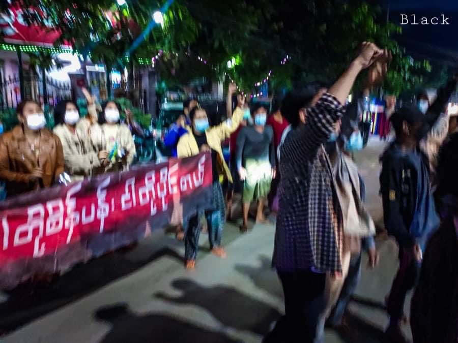 TTFR__Myanmar's tweet photo. “ငါတို့စိန်ပန်း ငါတိူ့ပိုင်တယ်”

Never cool-blooded activists from Mandalay banged pots and pans to protest against fascist junta. #WhatsHappeningInMyanmar #Dec7Coup #BurntAliveByJunta https://t.co/o23vjoxe4J