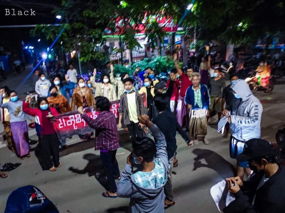 “ငါတို့စိန်ပန်း ငါတိူ့ပိုင်တယ်”

Never cool-blooded activists from Mandalay banged pots and pans to protest against fascist junta. #WhatsHappeningInMyanmar #Dec7Coup #BurntAliveByJunta