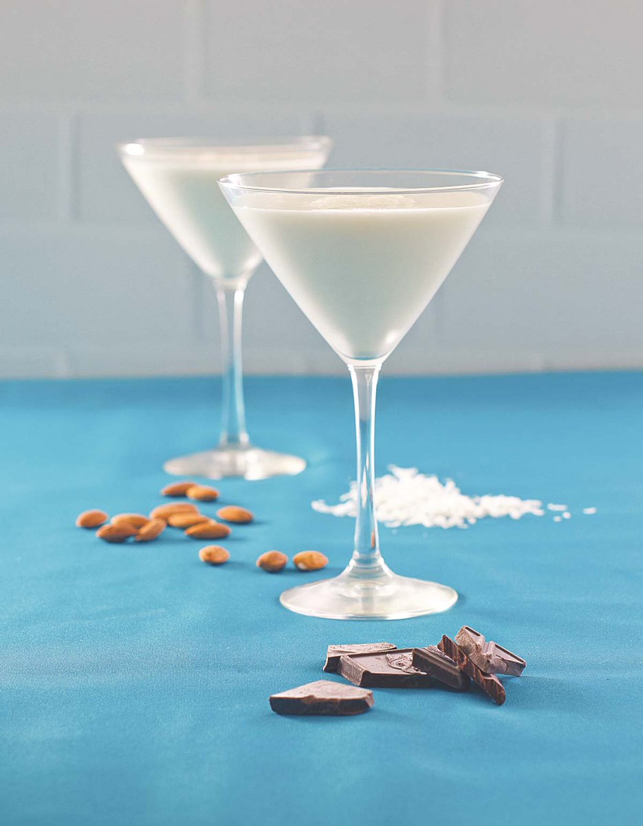 Chocolate Almond Coconut Martini 🍫🥥🍸from new cookbook "Keto Junk Food" by <a href="/AnEdibleMosaic/">Faith Gorsky</a> and <a href="/LaraClevenger/">Lara Clevenger</a>! 

magnoliadays.com/chocolate-almo…