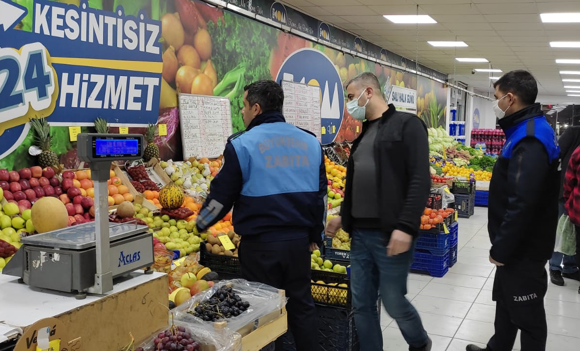 diyarbakirbld's tweet photo. Zabıta ekiplerimiz yerel ve genel zincir marketler ile süpermarketlerde, temel gıda ürünlerinde fiyat etiketi denetimlerine devam ediyor.

#BaşımGözümÜstüne https://t.co/aZEfNe9Jt7
