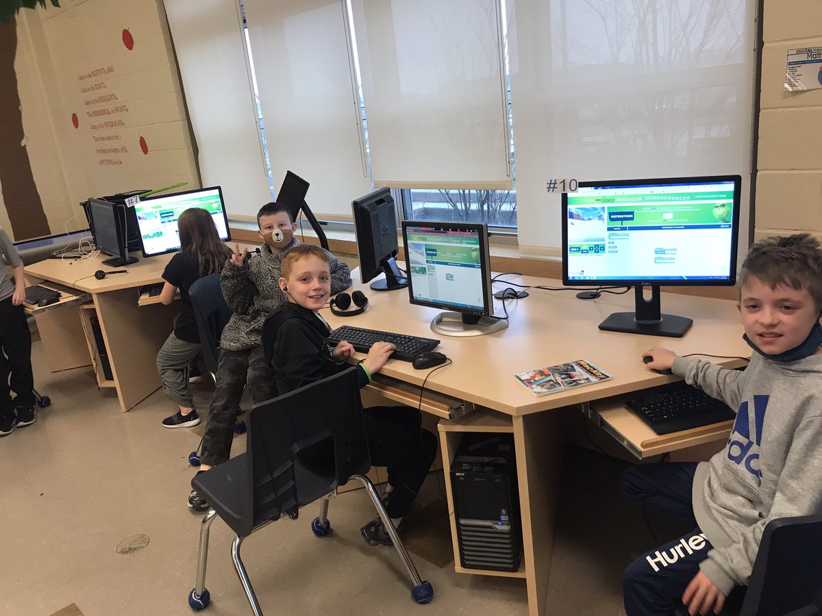 CoachPeteNL's tweet image. Coding the Grinch with @4GreenePES @paradiseelem #HourOfCode @NLESDCA @nltatesic #CodeWithTESIC