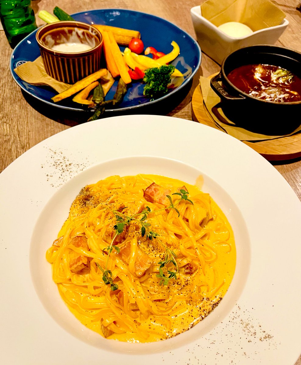 yrkiririyr's tweet photo. ⚫︎YR CAFE by恵比寿楽園テーブル
.
◎10種野菜のバーニャカウダー
◎クレイジーシュリンプ
◎ごくびき煮込みハンバーグシチュー
◎ふわふわ白パン
◎ウニボナーラ
◎辛口ジンジャエール
◎雪山ピスタチオ
.
お洒落な店内で
美味しいごはん食べました🐰🌸
.
#YRCAFEby恵比寿楽園テーブル
#YRCAFE https://t.co/844Meowc9g