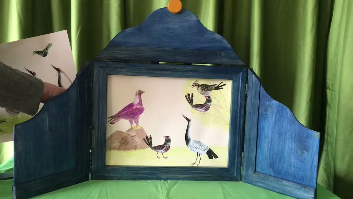 #worldkamishibaiday (11/19) Met simpele middelen maak je je eigen vertelplaten. Schoolverteller Hermine knipte voor een sprookje van Grimm plaatjes uit kadopapier en plakte die op een eenvoudige getekende achtergrond. Bekijk het op YouTube: youtu.be/5o3cv1oADtU #vertelkastje