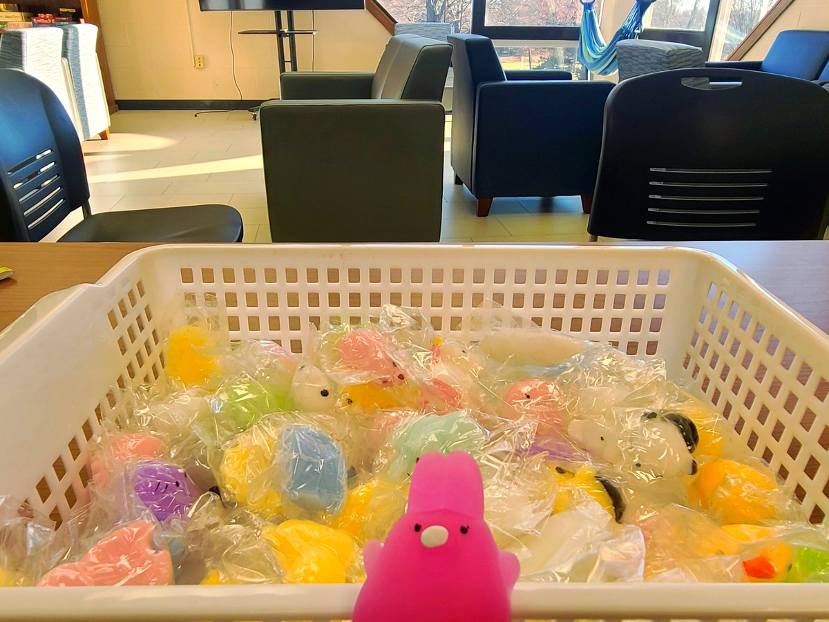USMKeleherLearn's tweet photo. Labyrinths, and squishies, and water beads - oh my! This week, we've added a few new things to the KLC to help all students, staff, and faculty make it through Finals. ๐ธ๏ธ๐พ๐ฎ
#GoSpires #KeleherLearningCommons https://t.co/fvKYT2Xy4B