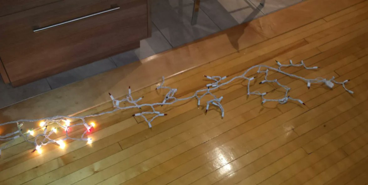 Почему гирлянда горит через одну полоску. Почему гирлянда горит через одну полоску. Починить вилку гирлянды. Гирлянда контроллер ек-04 припаять. Гирлянда на полу.