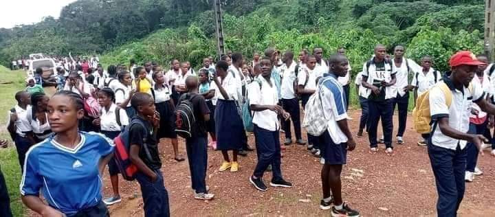 Africainlibr's tweet photo. 🇬🇦 Les élèves du Lycée Alexandre Madoungou Mbari de #Mimongo sont dehors, ce matin 07 decembre 2021. Ils réclament leurs enseignants.
@_CGRi https://t.co/xcKQps3Z1l
