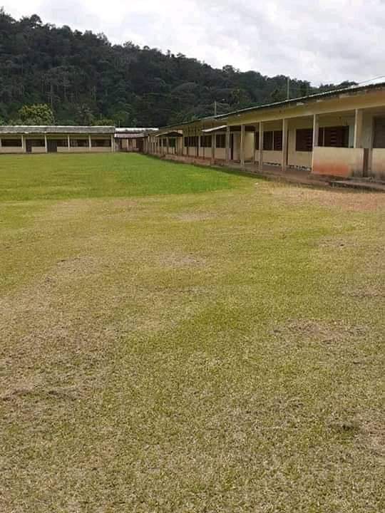 Africainlibr's tweet photo. 🇬🇦 Les élèves du Lycée Alexandre Madoungou Mbari de #Mimongo sont dehors, ce matin 07 decembre 2021. Ils réclament leurs enseignants.
@_CGRi https://t.co/xcKQps3Z1l