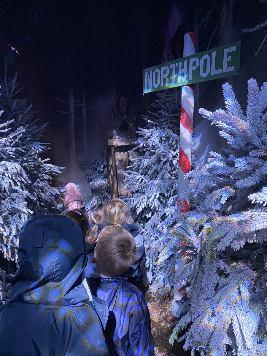 SGSYear1's tweet image. #SGSYear1 and #SGSReception are ready for an adventure… @NFAdventureFarm Off to the North Pole we go! #SGSPrep