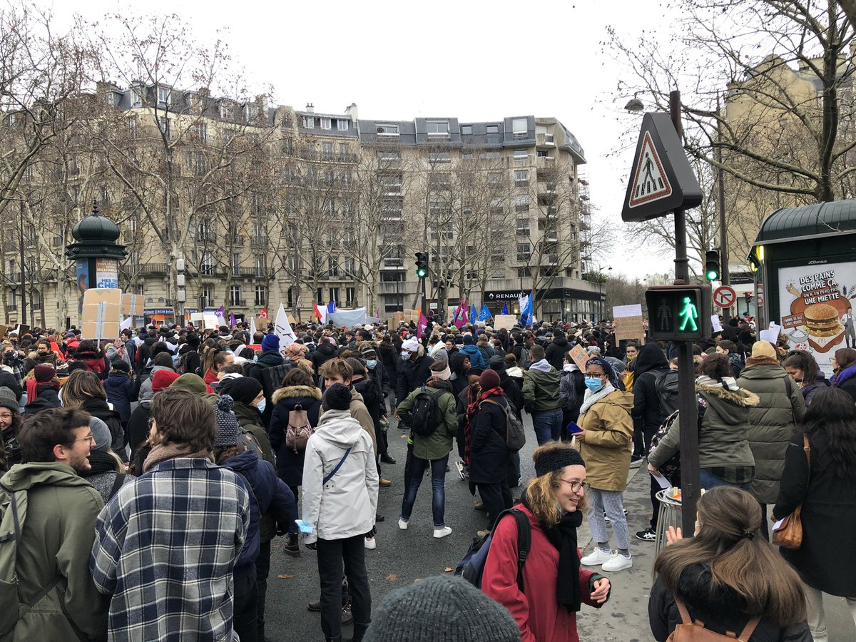 ladyloup9's tweet photo. #greve7decembre #travailsocialenlutte #greve7decembre2021 #Paris #Social #dispositifMineursVictimes #AEMO #enfants merci pavo! https://t.co/tUSYvZwi6q