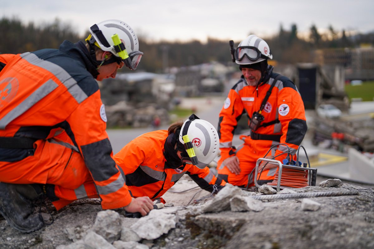 DDCMali's tweet photo. Le saviez-vous ? La #Suisse compte l’une des meilleures équipes de recherche et de sauvetage au monde ! 8⃣0⃣ membres de la Chaîne suisse de sauvetage viennent de recevoir leur certification internationale. @SwissHumAidUnit 
https://t.co/CCFZc9W56l https://t.co/VI7u8sdCnY
