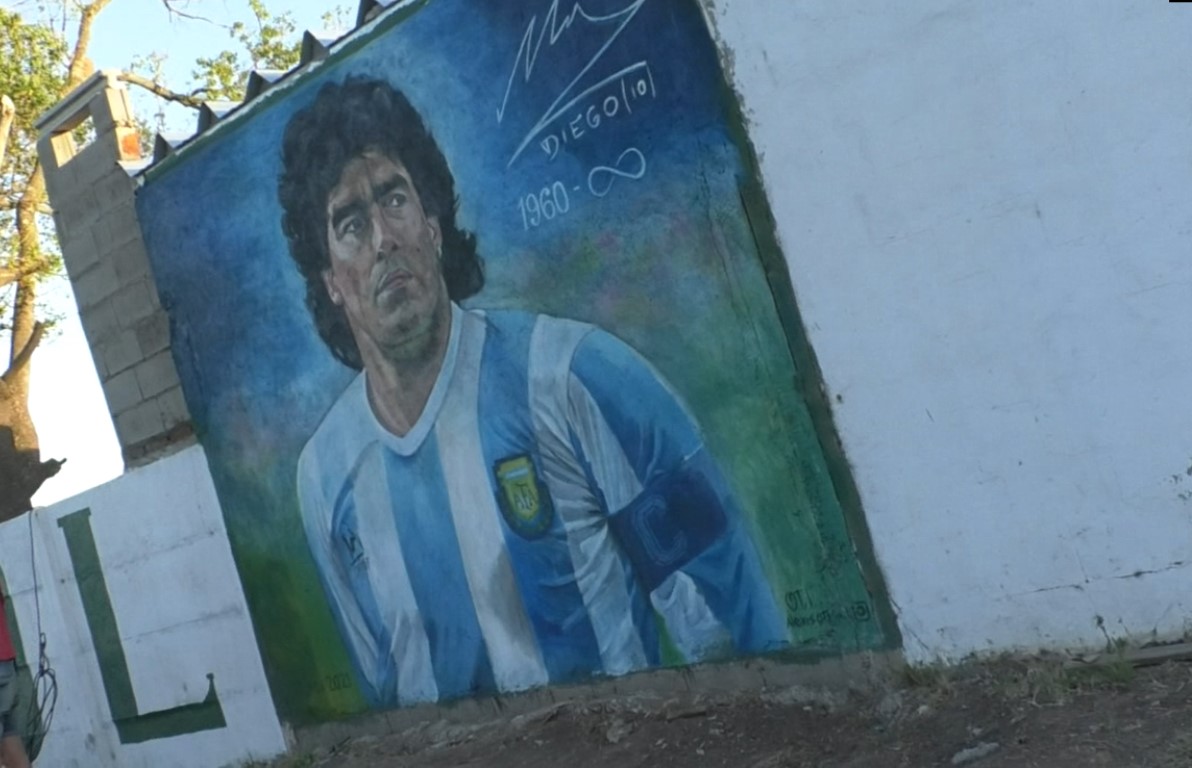 Homenaje a Diego en El Trébol. Convocados por el Club El Trébol el artista plástico Alexis Gilbert pintó una imagen de Diego Maradona en el estadio de fútbol, y en la presentación del mural el ex futbolista de la institución Alejandro Kieffer le dedicó u

duotv.com.ar/homenaje-a-die…